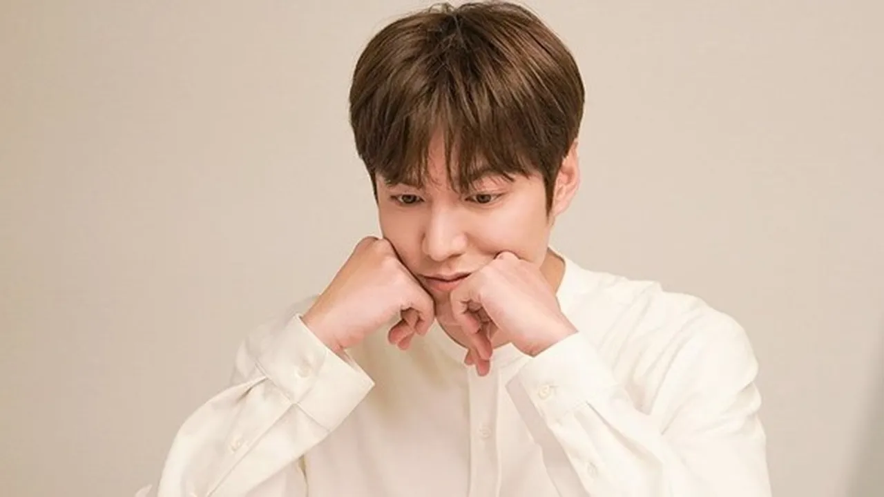 Lee Min Ho Pose Ganteng dengan Sweater, Komentar Raden Rauf Jadi Sorotan