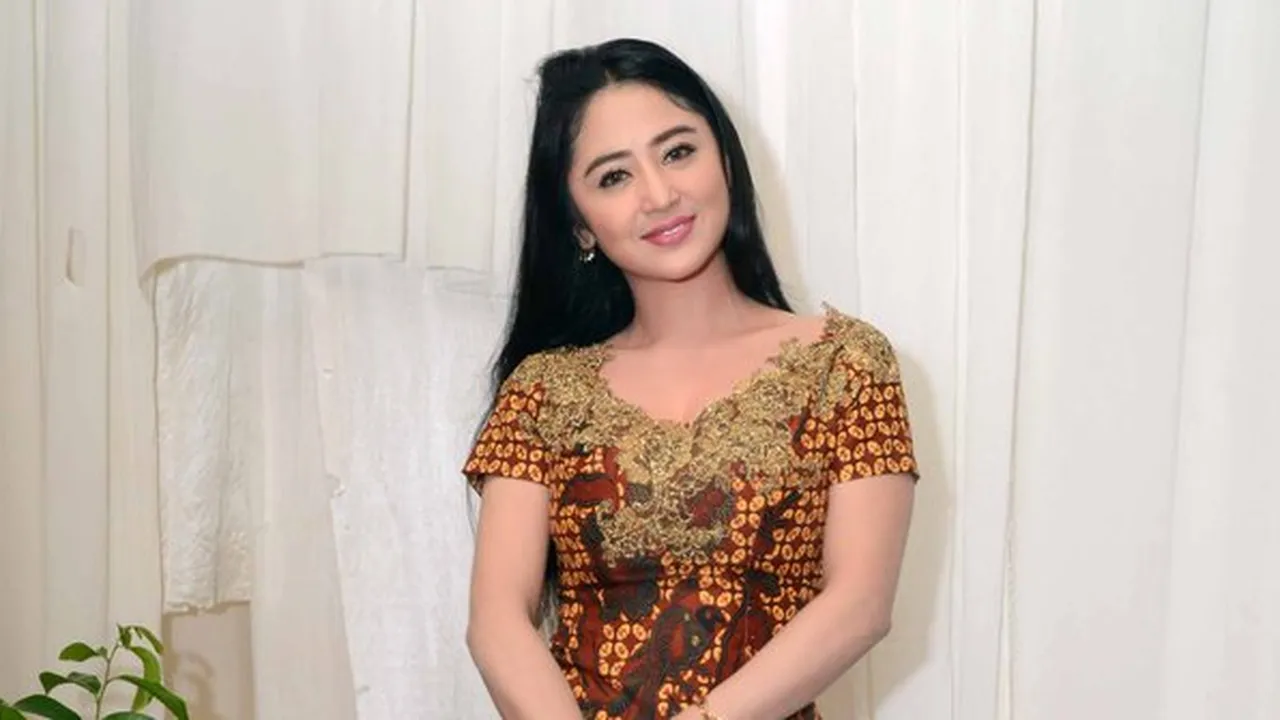 Lelah Dengan Rosa, Dewi Perssik Meminta Kasusnya Tak Lagi Diliput