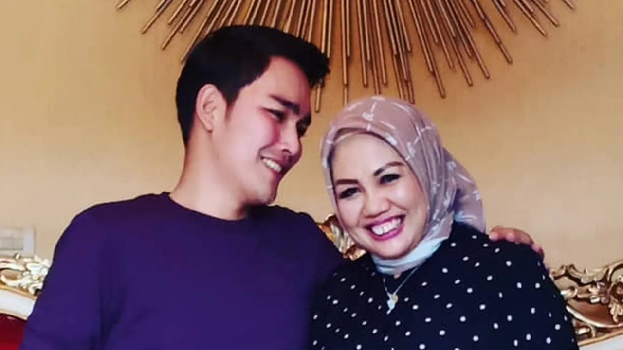 Lelah Dengar Nyinyiran Netizen, Elly Sugigi Putuskan Potong Gigi