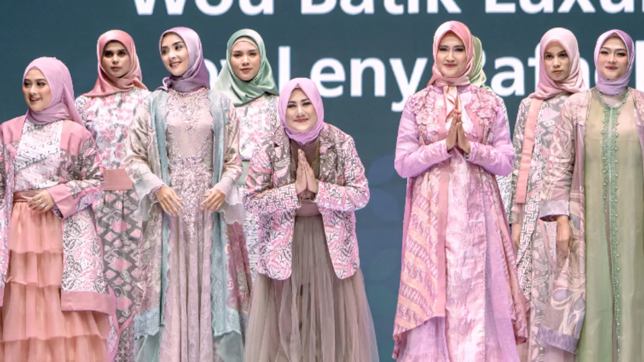 Leny Rafael Kolaborasi WOU Batik, Hadirkan Koleksi yang Terinspirasi Perempuan Kuat