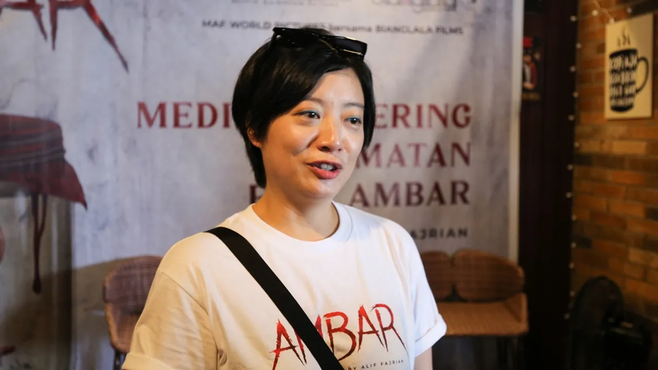 Leony Bersemangat Perankan Karakter Dukun Beranak di Film Drama Horor 'AMBAR' Leony Bersemangat Perankan Karakter Dukun Beranak di Film Drama Horor 'AMBAR'