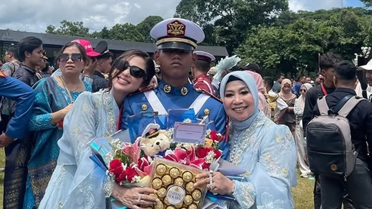 Lepas Gabriel Pendidikan TNI AD, Dewi Perssik Tahan Tangis