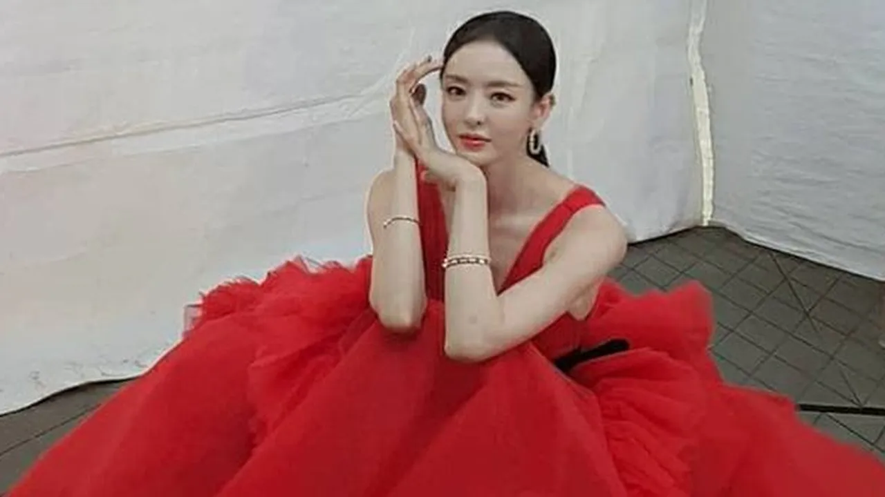 Lepas Heels Lalu Pakai Sandal di Panggung, Lee Da Hee Bikin Ngakak dan Makin Dicinta