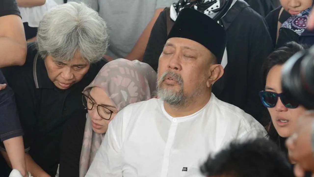 Lepas Kepergian Istri, Indro Warkop Tampak Begitu Terpukul
