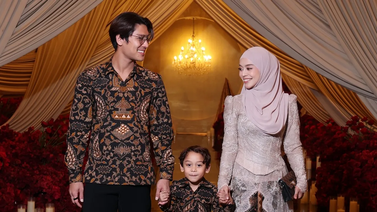 Lesti dan Rizky Billar Kompak Kondangan Pakai Batik Sarimbit, Abang L Tampil Gemass
