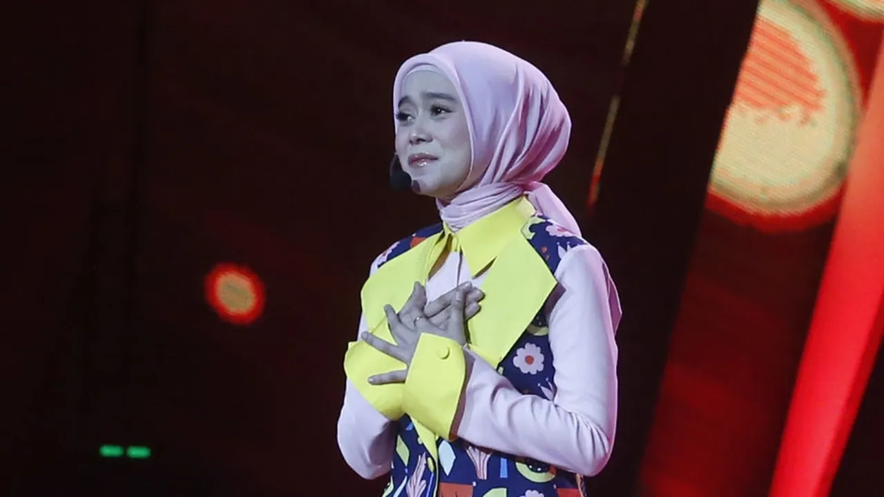 Lesti Menangis Teringat Seseorang Usai Nyanyikan Lagu ST12 Bertajuk 'Saat Terakhir'