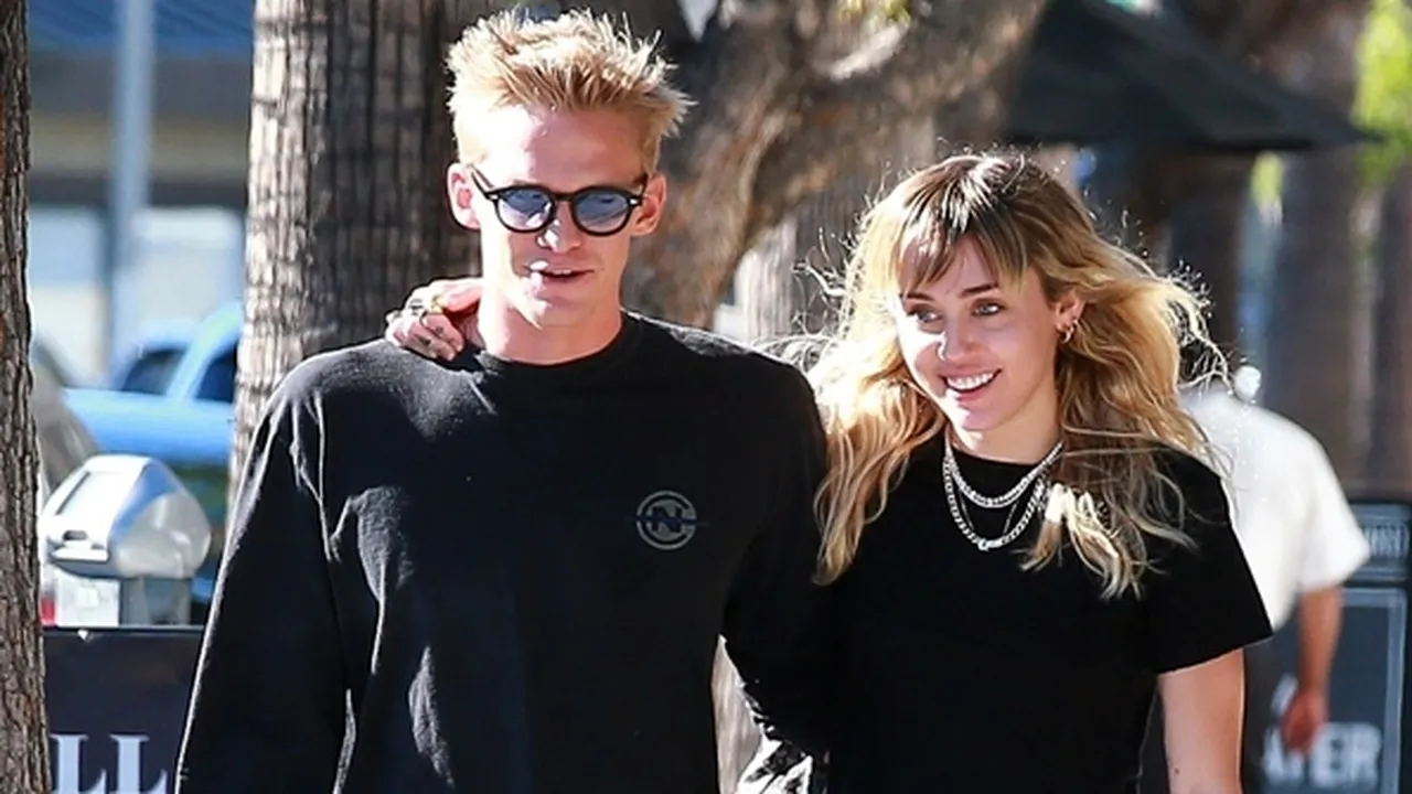 Liam Hemsworth Terbukti Pacaran, Miley Cyrus Cium Mesra Cody Simpson di Parkiran