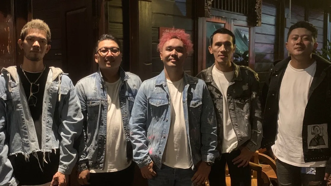 Libatkan Vokalis Julliette, DNineteen Band Rilis Music Video Terbaru Berjudul "Aku Ini Siapa" Libatkan Vokalis Julliette, DNineteen Band Rilis Music Video Terbaru Berjudul "Aku Ini Siapa"