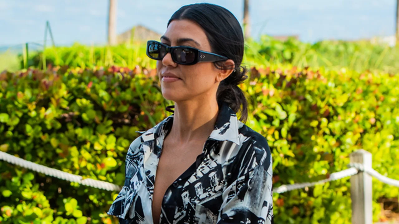 Liburan & Mesra Bareng Mantan di Klub Miami, Kourtney Kardashian Balikan? Liburan & Mesra Bareng Mantan di Klub Miami, Kourtney Kardashian Balikan?