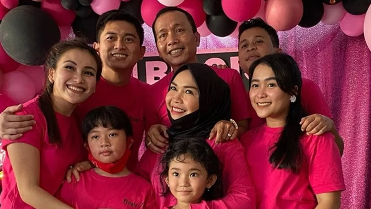 Liburan Akhir Tahun Bareng Keluarga, Ayu Ting Ting Ajak Adit Jayusman
