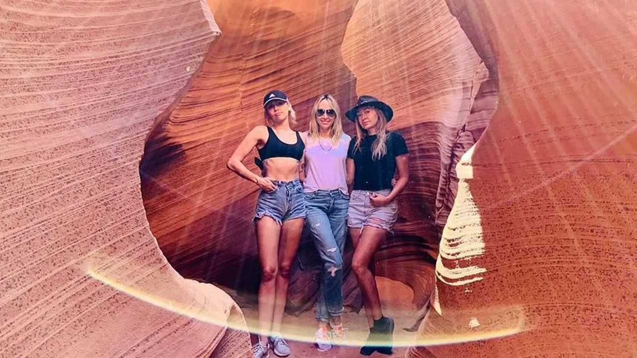 Liburan Bareng, Miley Cyrus Kena Omelan Sang Ibu