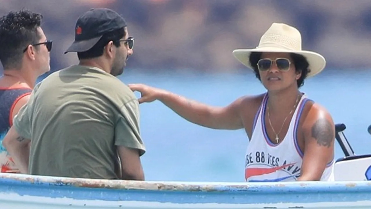 Liburan Bareng Pacar ke Meksiko, Tubuh Bruno Mars Jadi Sorotan