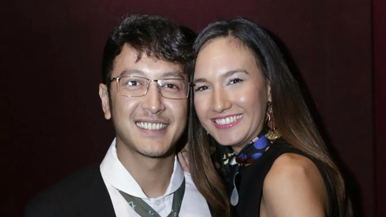 Liburan Berdua, Nadine Chandrawinata dan Dimas Santai Main Bareng Hiu di Pantai