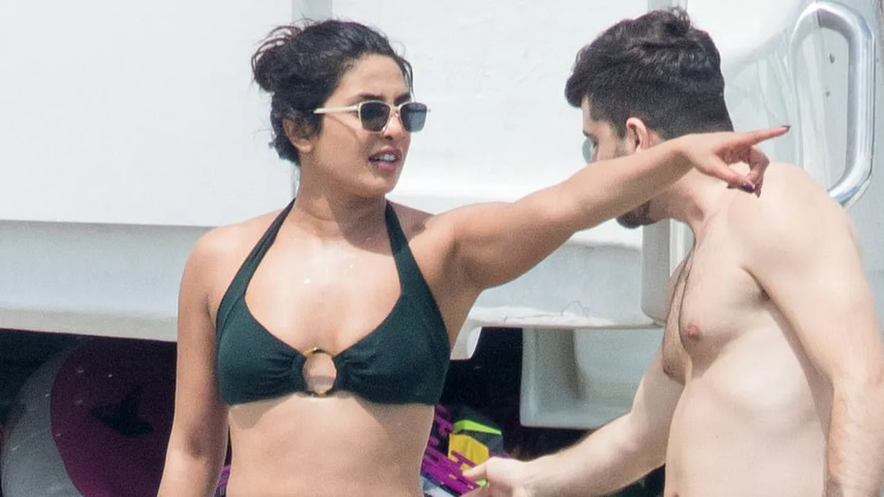 Liburan Bersama Suami, Cantiknya Priyanka Chopra Gunakan Bikini