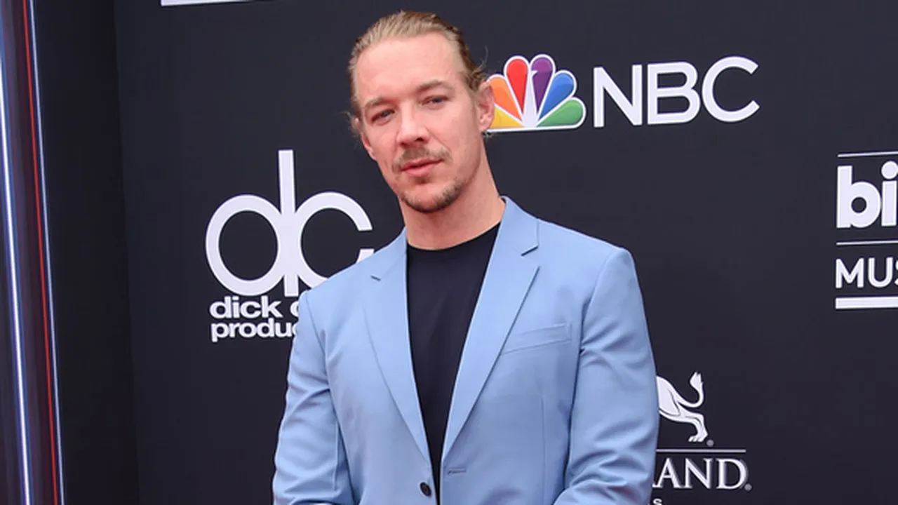 Liburan di Bali, Diplo Nekat Buka & Ganti Celana di Pinggir Jalan