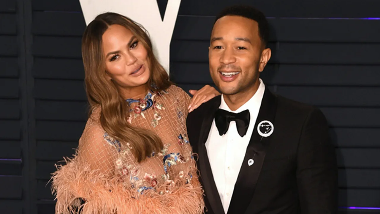 Liburan Eksotis, Chrissy Teigen Cium Mesra John Legend di Kolam Renang