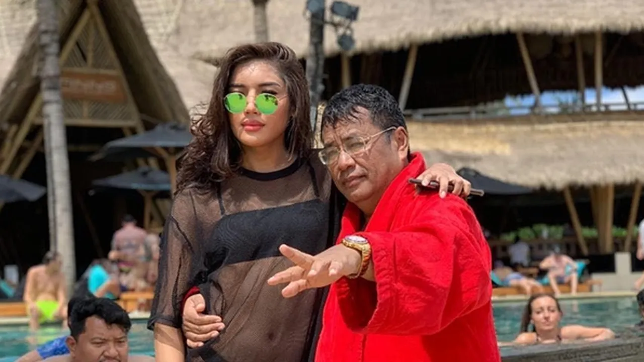 Liburan ke Bali Sama Hotman Paris, Millendaru Ditanyai: Pakai Bra Nggak Sih? Liburan ke Bali Sama Hotman Paris, Millendaru Ditanyai: Pakai Bra Nggak Sih?