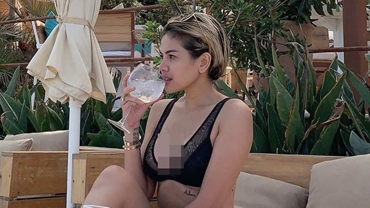 Liburan ke Ibiza, Nikita Mirzani Masak Mie Instan Pakai Bikini