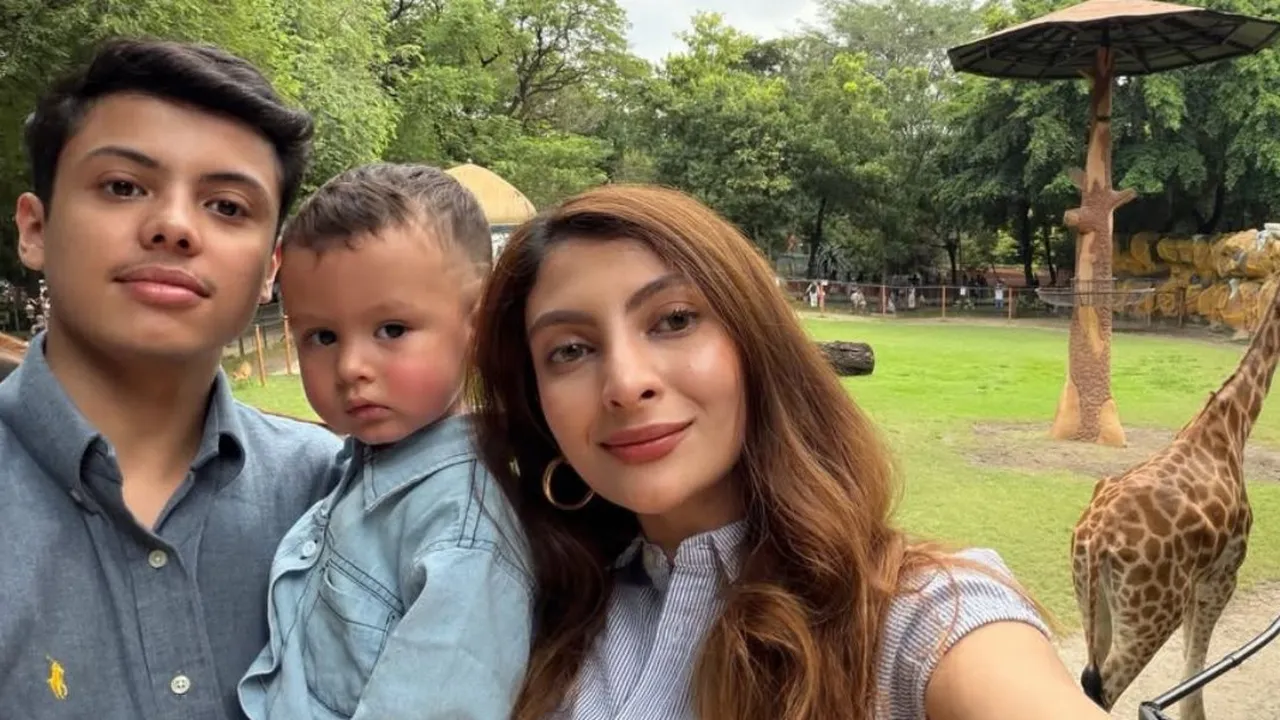 Liburan Seru Bareng Keluarga, Sarah Keihl Ajak Anaknya ke Kebun Binatang