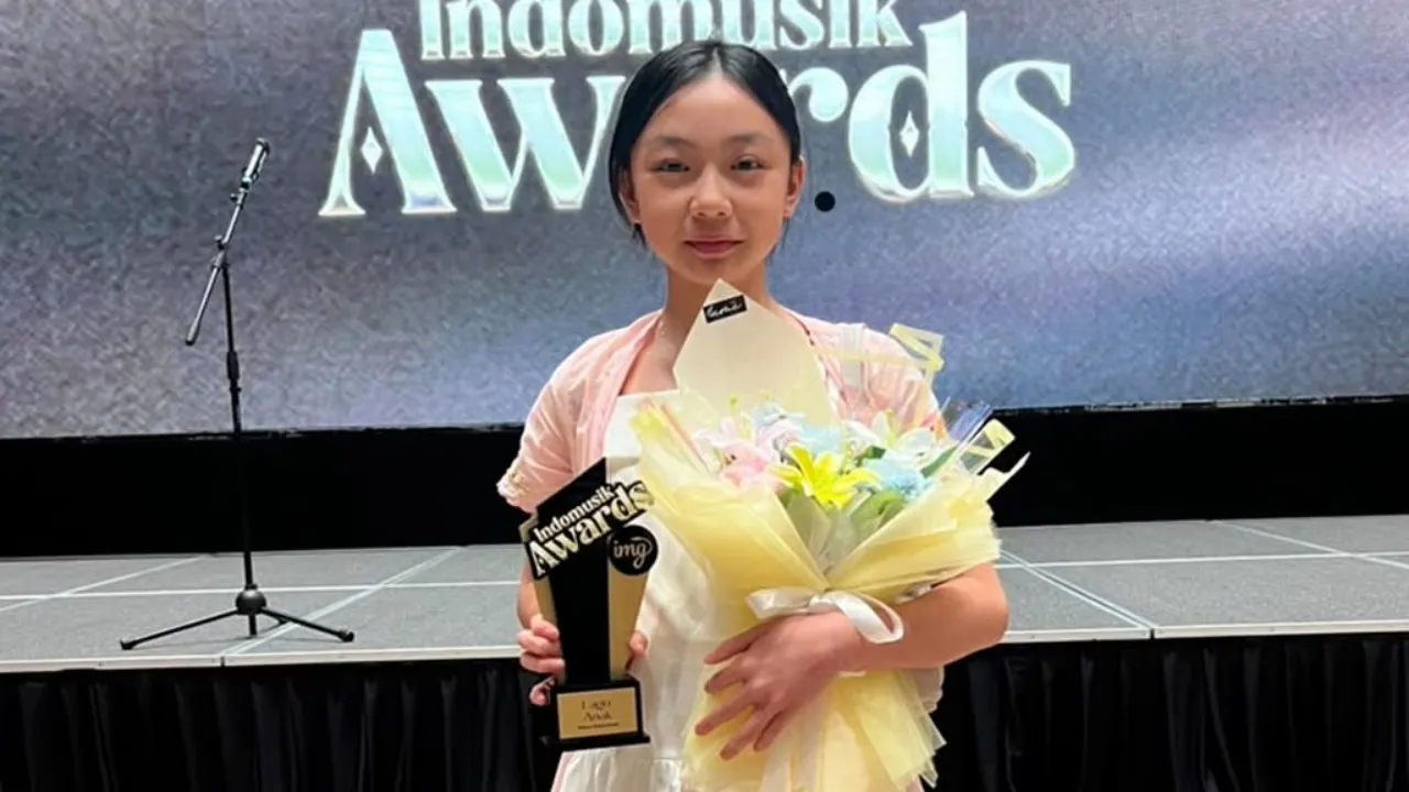 Lindee Cremona dapat Penghargaan Lewat Lagu 'Lagu Kucing - di Tempat Biasa' Lindee Cremona dapat Penghargaan Lewat Lagu 'Lagu Kucing - di Tempat Biasa'