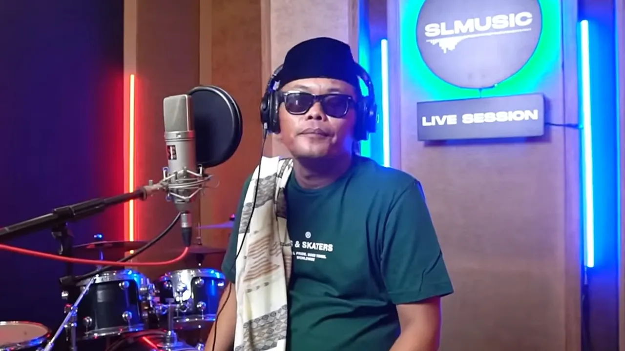 Lirik & Chord 'Midua Cinta' (Langlayangan) Beserta Artinya Dalam Bahasa Indonesia, Ciptaan Sule - Trending YouTube Lirik & Chord 'Midua Cinta' (Langlayangan) Beserta Artinya Dalam Bahasa Indonesia, Ciptaan Sule - Trending YouTube
