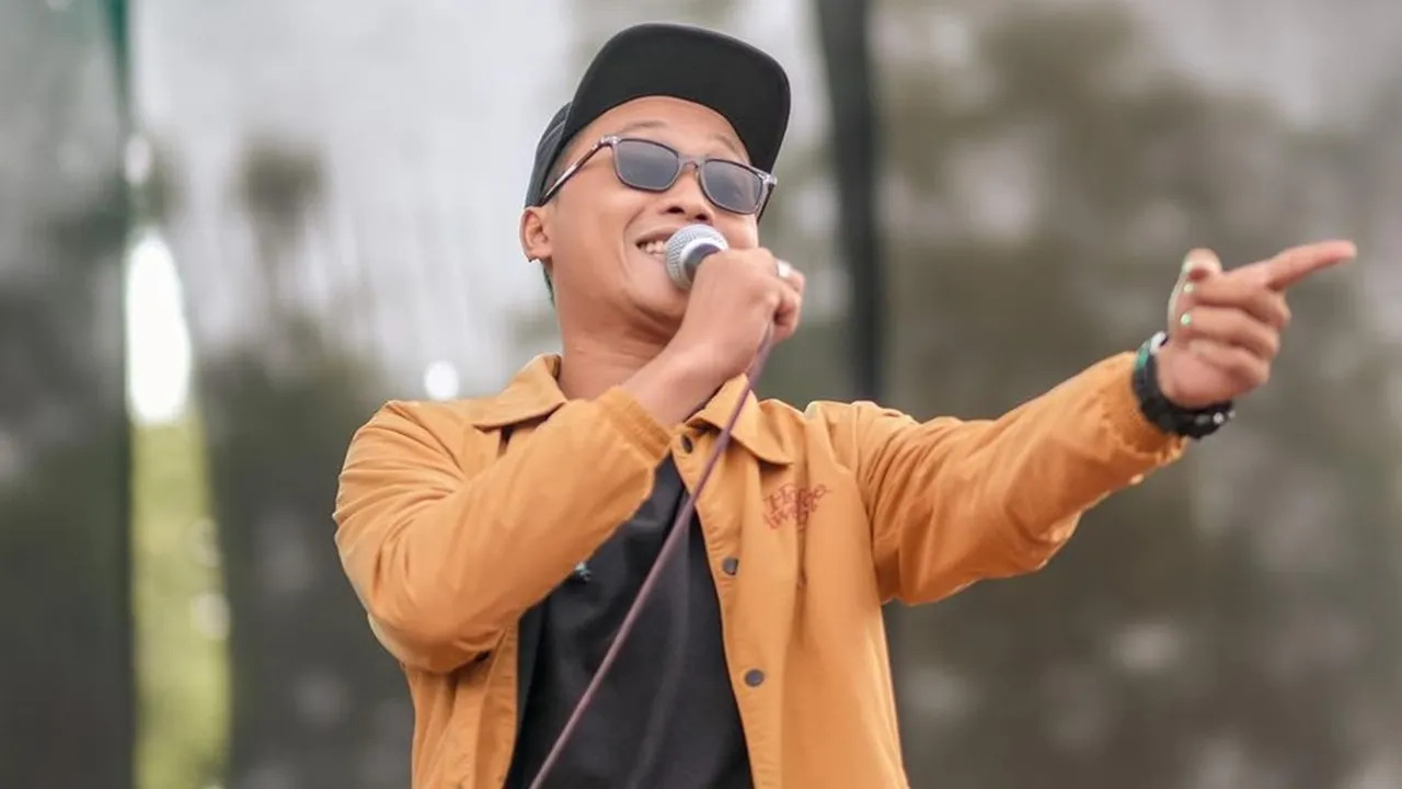 Lirik & Chord 'Yowis' Beserta Arti Bahasa Indonesia, Ciptaan Hendra Kumbara - Trending YouTube Lirik & Chord 'Yowis' Beserta Arti Bahasa Indonesia, Ciptaan Hendra Kumbara - Trending YouTube