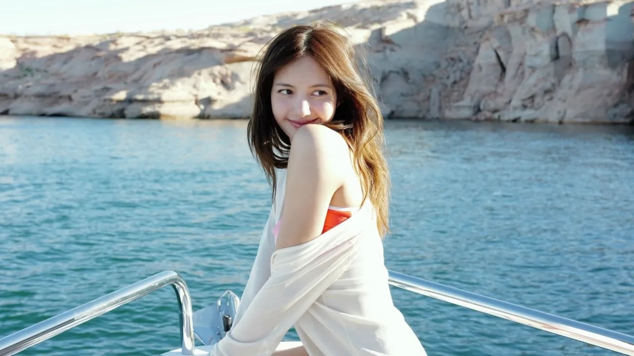 Lisa BLACKPINK Liburan ke Antelope Canyon, Foto Cantiknya Bikin Naksir
