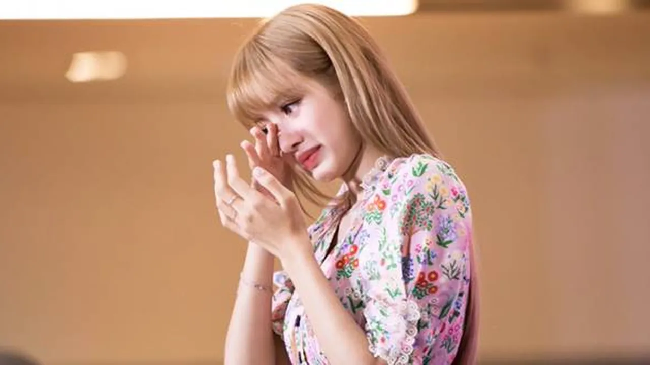 Lisa BLACKPINK Menangis Terharu Lihat Pesan Menyentuh Dari Para Penggemar