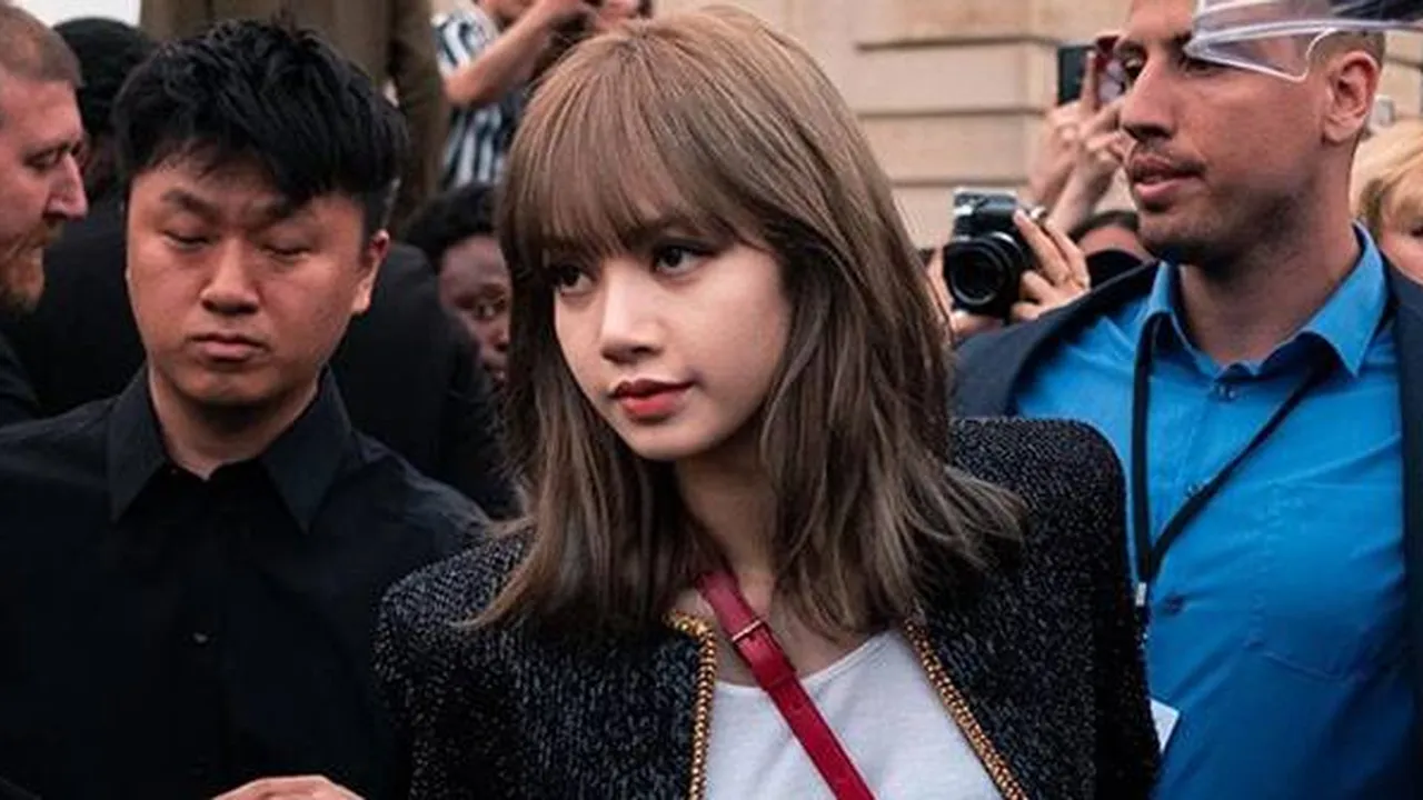 Lisa BLACKPINK Tampil Stylish Pakai Baju Kasual di Paris Fashion Week Lisa BLACKPINK Tampil Stylish Pakai Baju Kasual di Paris Fashion Week