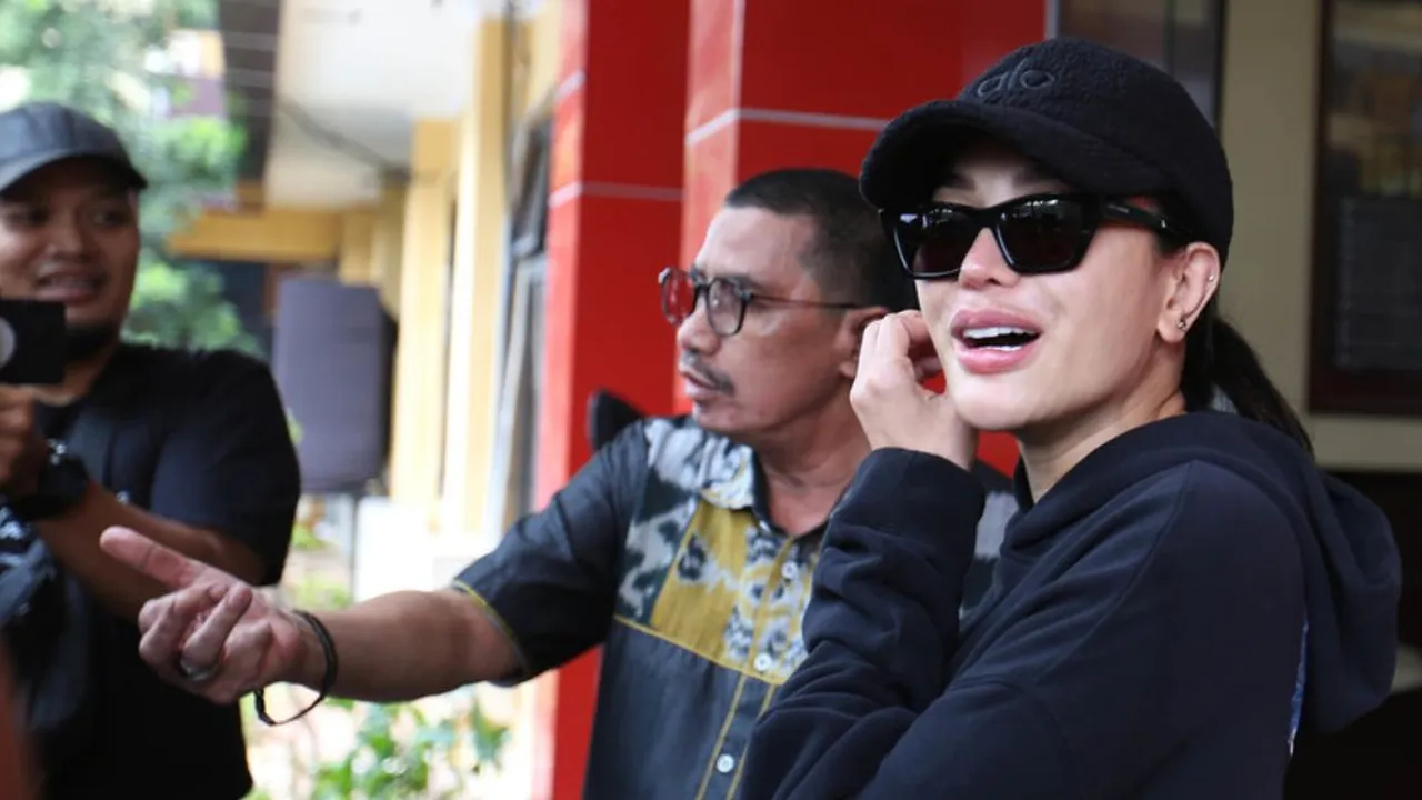 Lolly Berjanji Tak Akan Membentak Nikita Mirzani Lagi Lolly Berjanji Tak Akan Membentak Nikita Mirzani Lagi