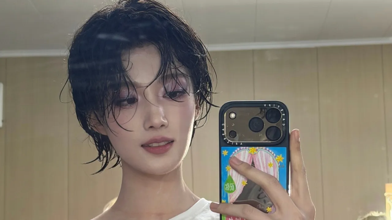 Lu Yuxiao Tampil Beda dengan Rambut Pendek, Bikin Heboh dan Langsung Dijuluki 'Kakak Tampan' Lu Yuxiao Tampil Beda dengan Rambut Pendek, Bikin Heboh dan Langsung Dijuluki 'Kakak Tampan'