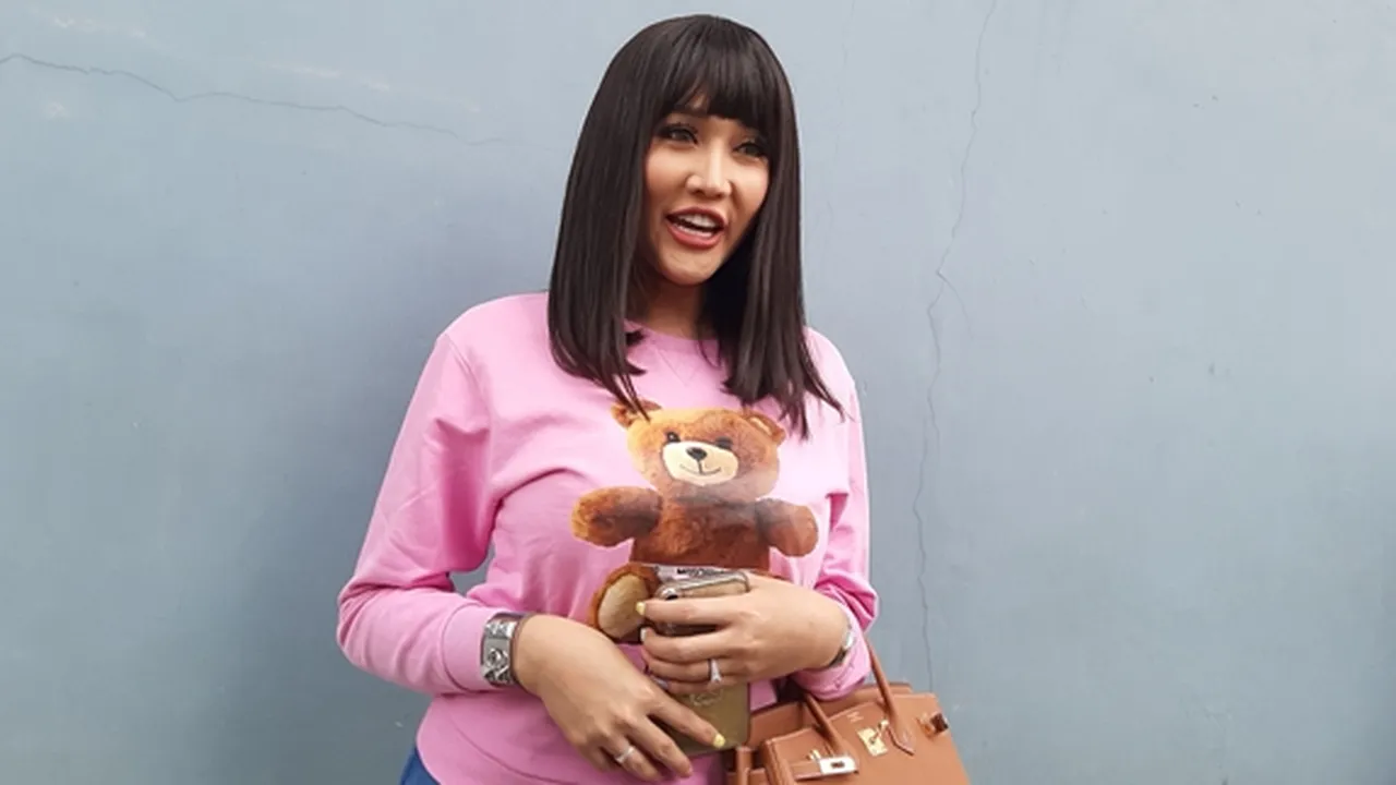 Lucinta Luna Jadi Sorotan Usai Tampil Beda Saat Kenakan Gaun dan Hijab