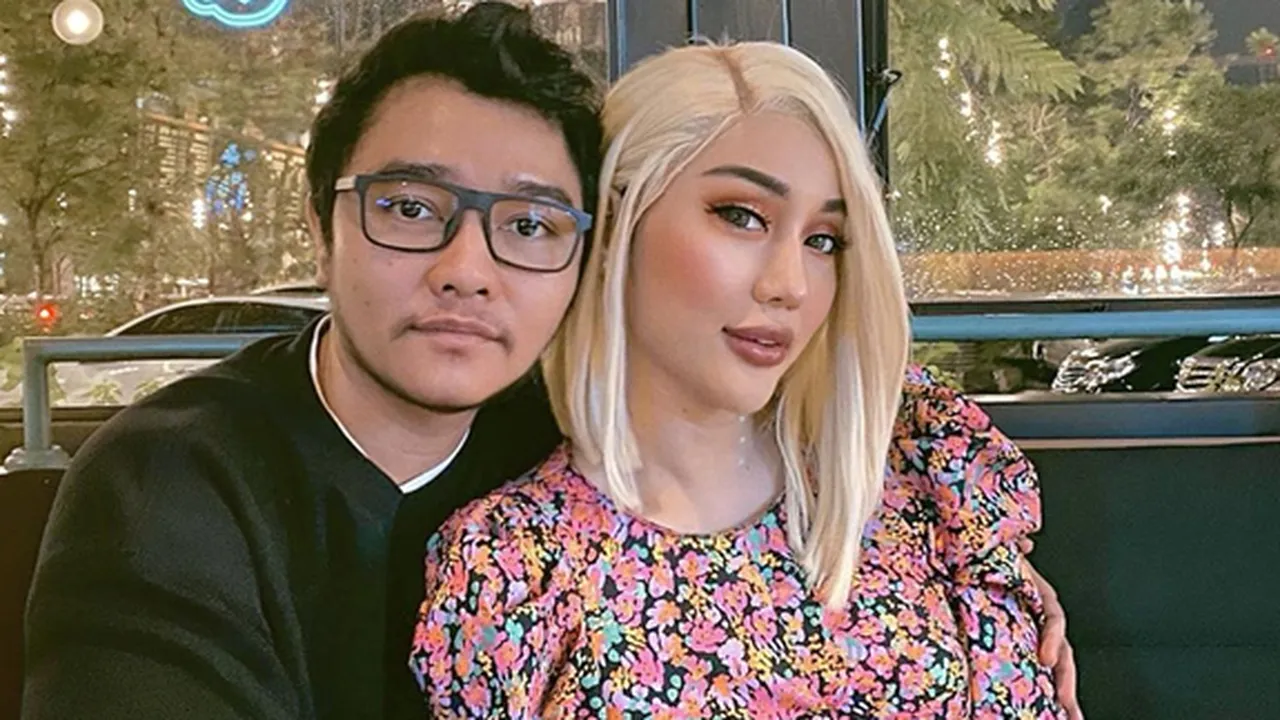 Lucinta Luna Unggah Foto Mesra Bareng Abash di Kolam Renang, Netizen: Cowonya Madep Depan Dong!