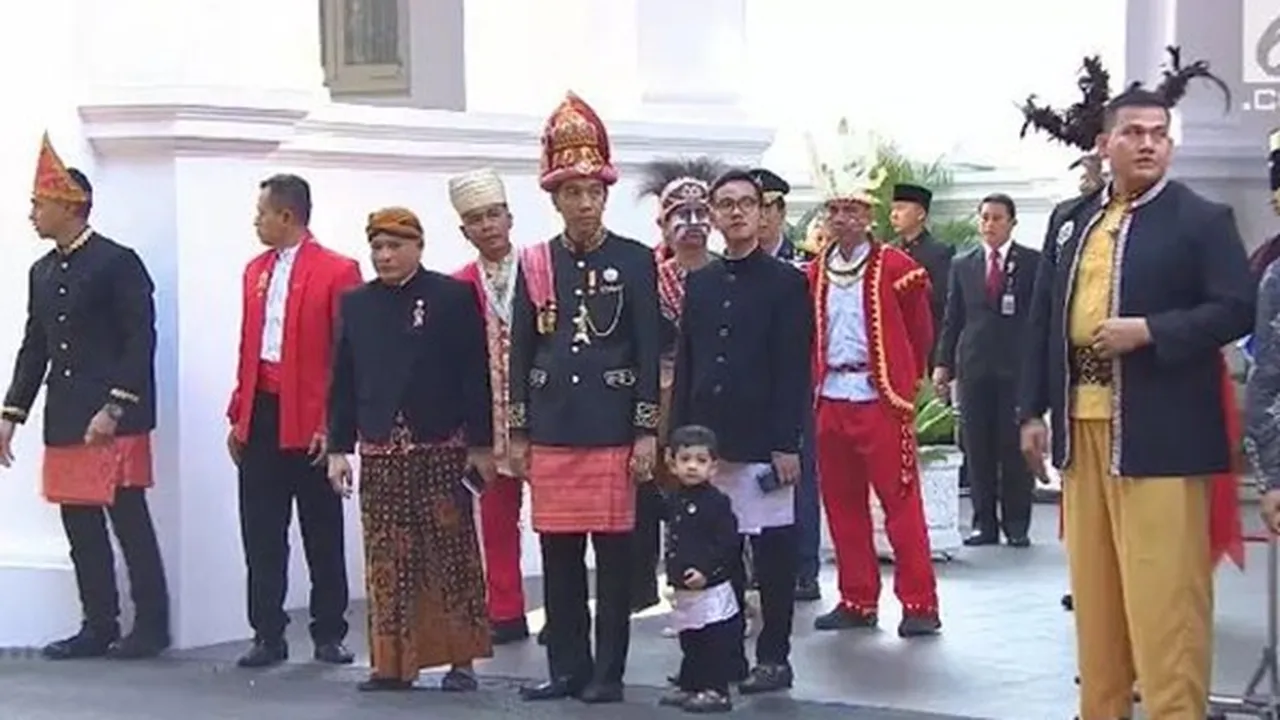 Lucunya Jan Ethes Hadiri Upacara HUT RI ke-73, Pake Baju Adat Jawa