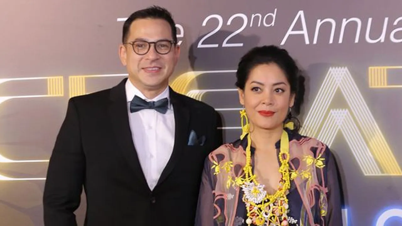 Lulu Tobing dan Ari Wibowo Pose Bersama di Red Carpet Panasonic Gobel Awards Lulu Tobing dan Ari Wibowo Pose Bersama di Red Carpet Panasonic Gobel Awards