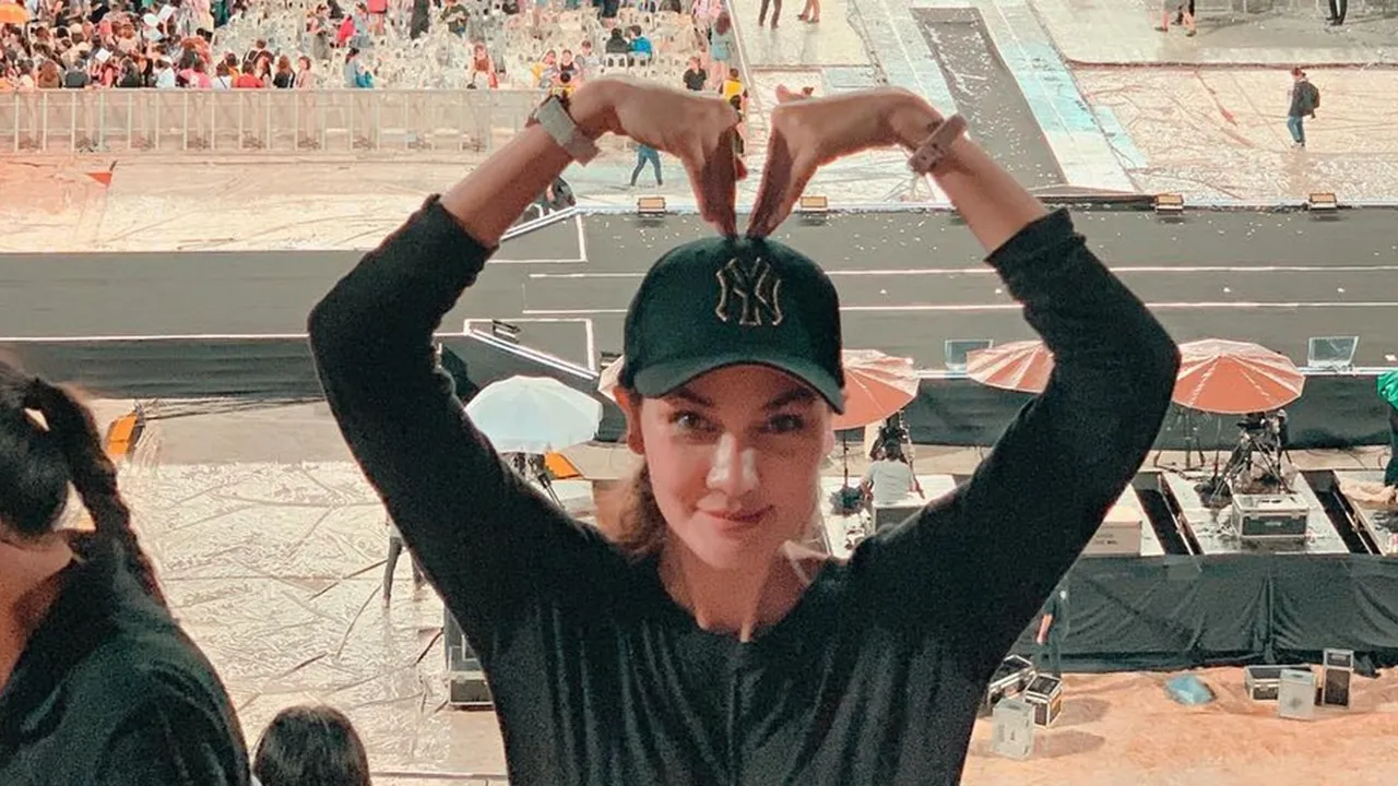 Luna Maya Rela Naik Ojek Demi Nonton Konser BTS di Thailand Luna Maya Rela Naik Ojek Demi Nonton Konser BTS di Thailand