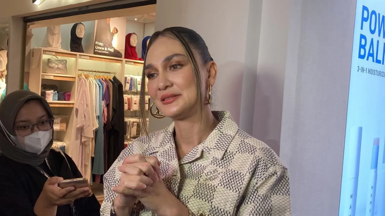 Luna Maya Sebut yang Dialami Iwet Ramadhan Hampir Sama Seperti Indra Bekti Luna Maya Sebut yang Dialami Iwet Ramadhan Hampir Sama Seperti Indra Bekti