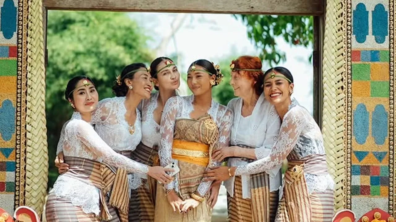Luna Maya Tampil Anggun dalam Upacara Adat Menek Kelih Keponakannya di Bali