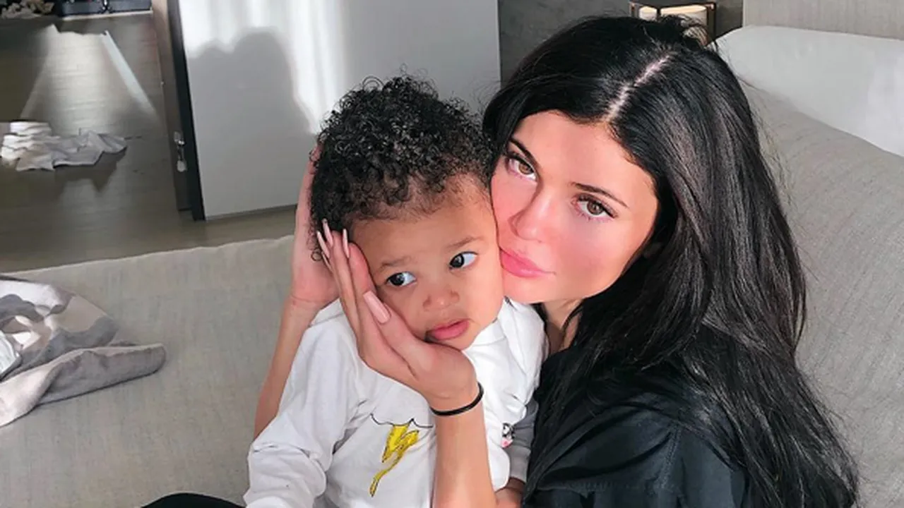 Lupakan Skandal Perselingkuhan, Kylie Jenner & Travis Scott Dinner Bareng Stormi