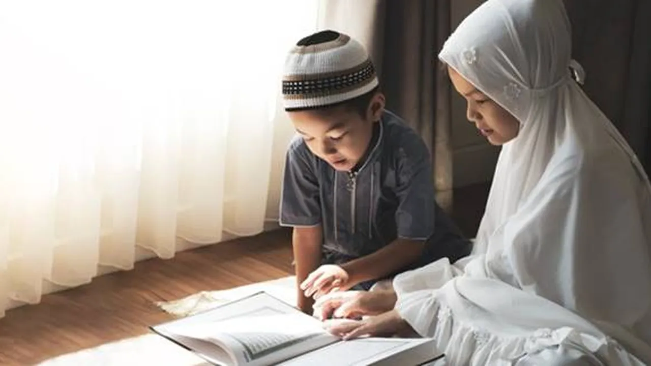 Macam Akhlak dalam Islam Beserta Pengertian, Contoh dan Manfaat
