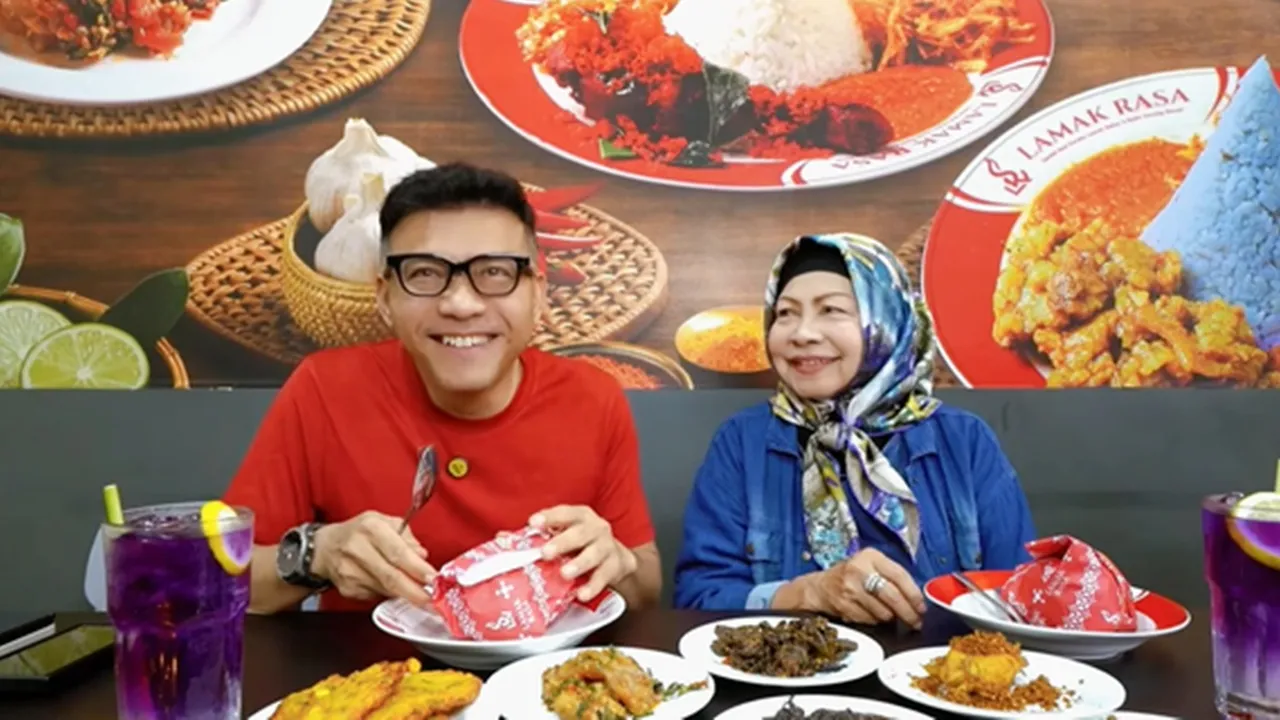 Magnet Pengunjung, Potret Warung Nasi Aurel yang Didesain Warna Mencolok