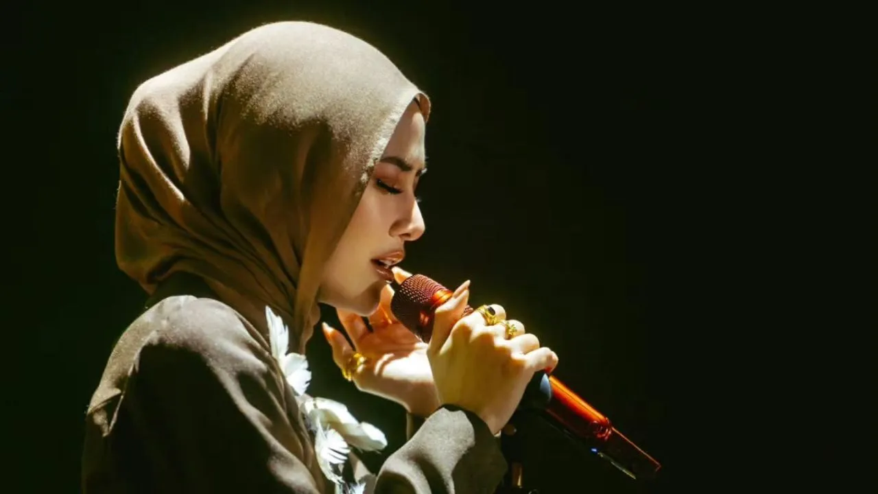 Mahalini Tampil Berhijab saat Konser di Aceh, Warganet Ikut Pangling Mahalini Tampil Berhijab saat Konser di Aceh, Warganet Ikut Pangling