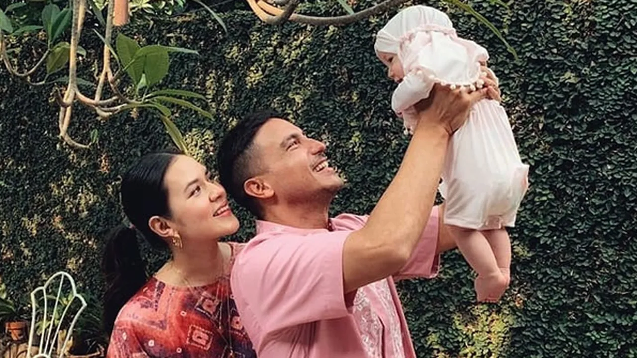 Main Bareng di Pantai, Zalina Super Cute di Duduk di Leher Hamish Daud