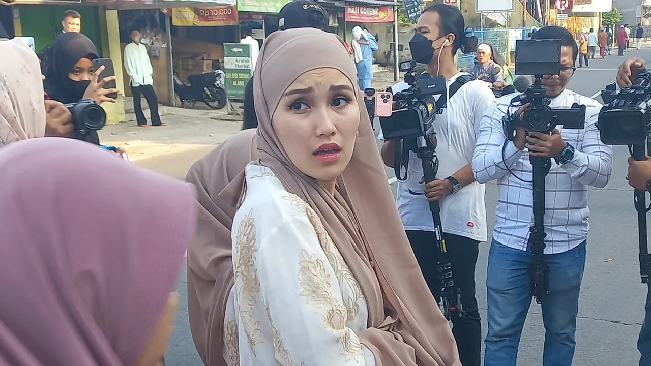 Main Bedug Saat Takbiran bersama Warga Sekitar, Ayu Ting Ting: Seru!