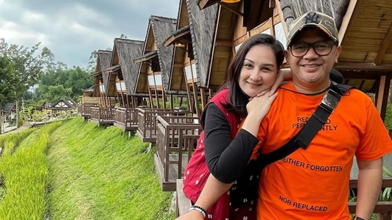 Makan Bareng Indra Brasco di Restoran, Mona Ratuliu: Ada yang Sedih Pakai Sekat Makan Bareng Indra Brasco di Restoran, Mona Ratuliu: Ada yang Sedih Pakai Sekat