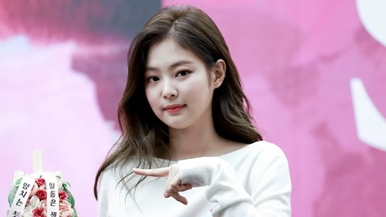 Make-up Freckles, Jennie BLACKPINK Tampil Cantik Bagaikan Boneka Hidup!