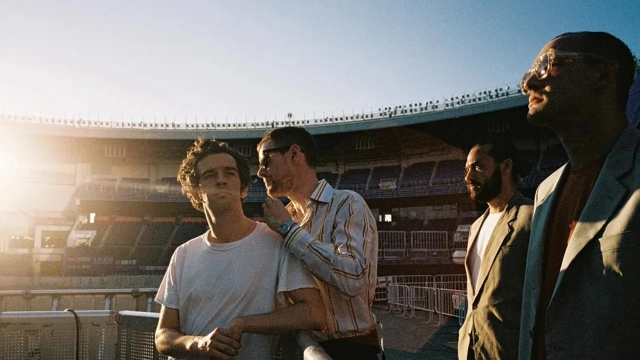 Makna Lagu About You The 1975 yang Bikin Pendengar Terhanyut