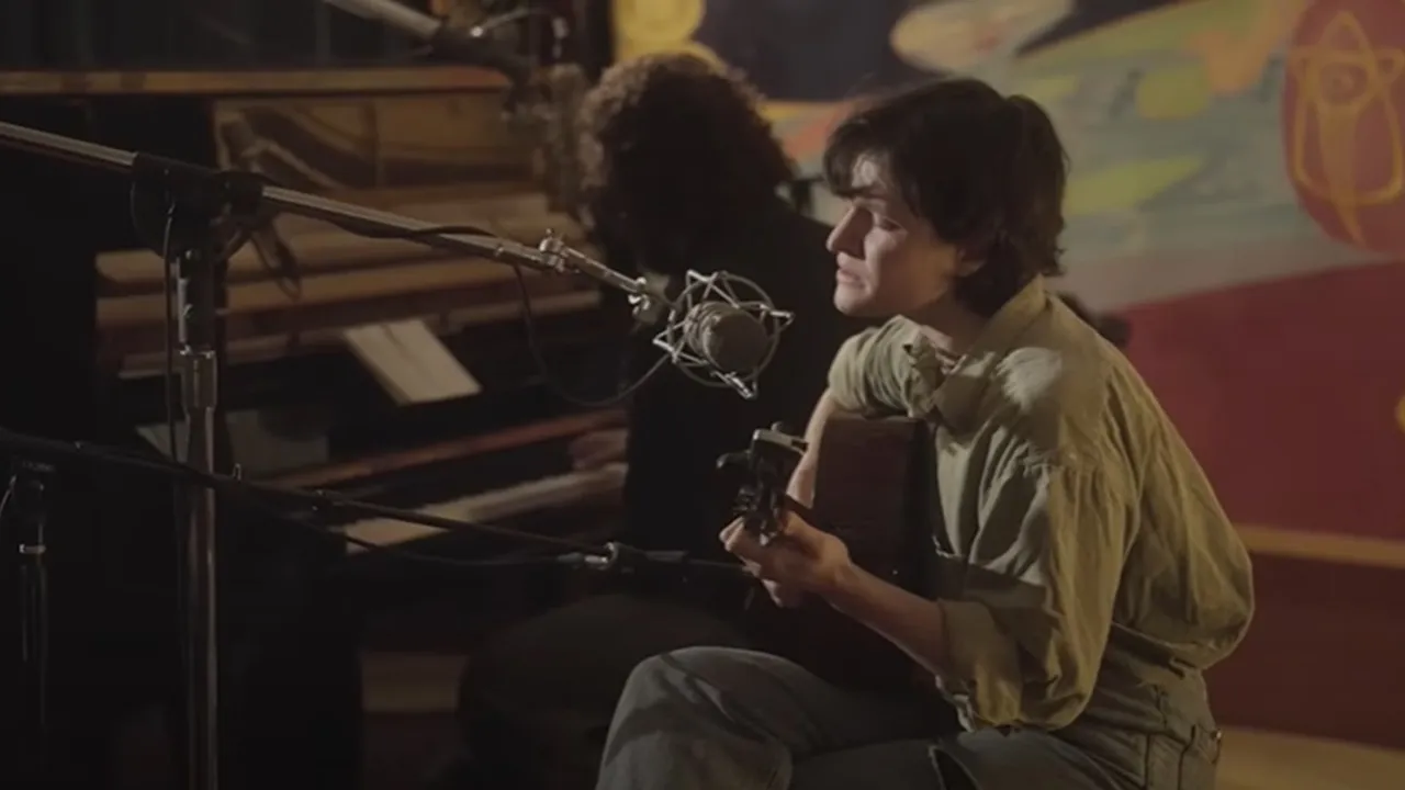 Makna Lagu 'Not A Lot Just Forever' - Adrianne Lenker, Tentang Kisah Cinta yang Pasang Surut