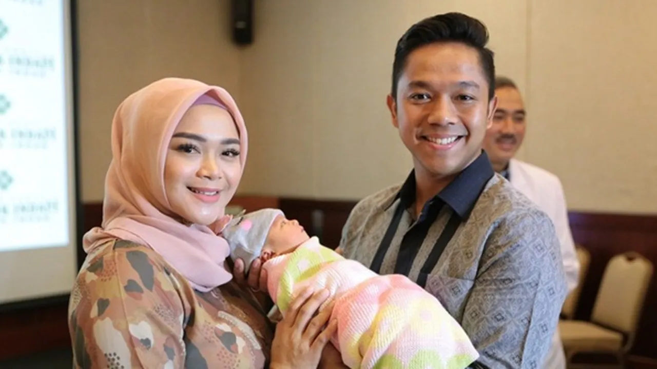 Malam Sebelum Melahirkan, Sheza Idris Masih Jalan-Jalan dan Makan Duren Malam Sebelum Melahirkan, Sheza Idris Masih Jalan-Jalan dan Makan Duren