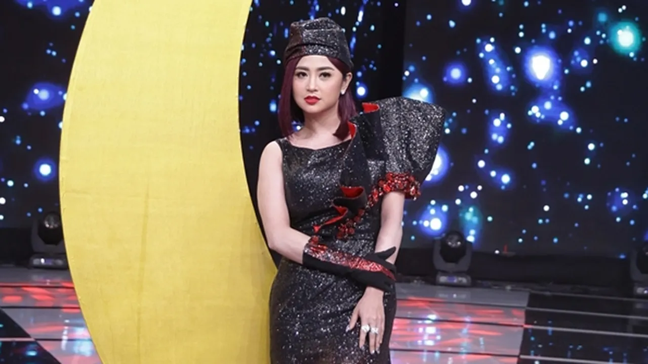 Manggung di Pesta Pernikahan, Dewi Perssik Terima Banyak Angpau Saweran